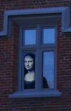 Mona à la fenêtre